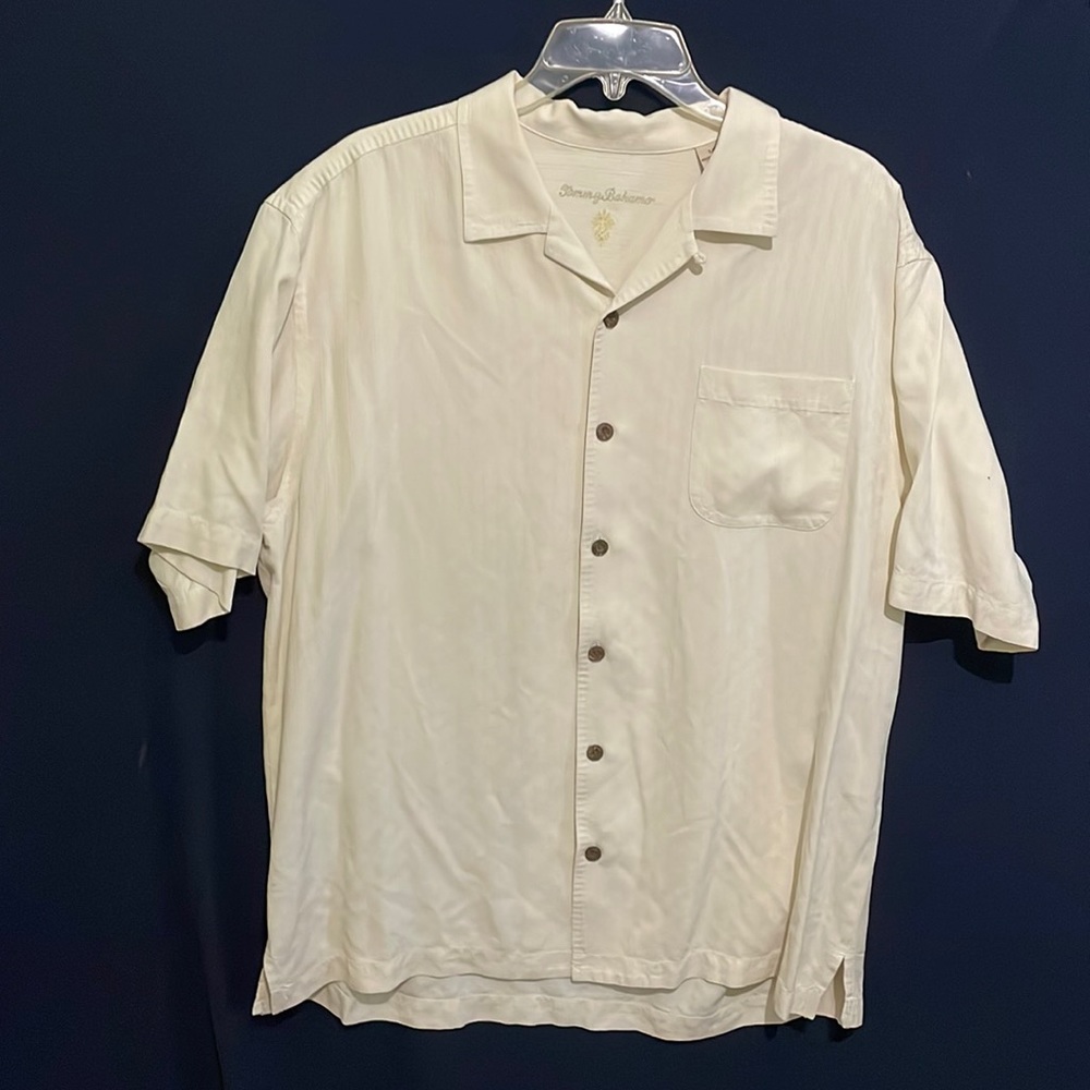 Men’s Tommy Bahama Size Large 100% silk button down shirt sleeve shirt